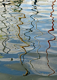 Spiegelung in einem Ostseehafen